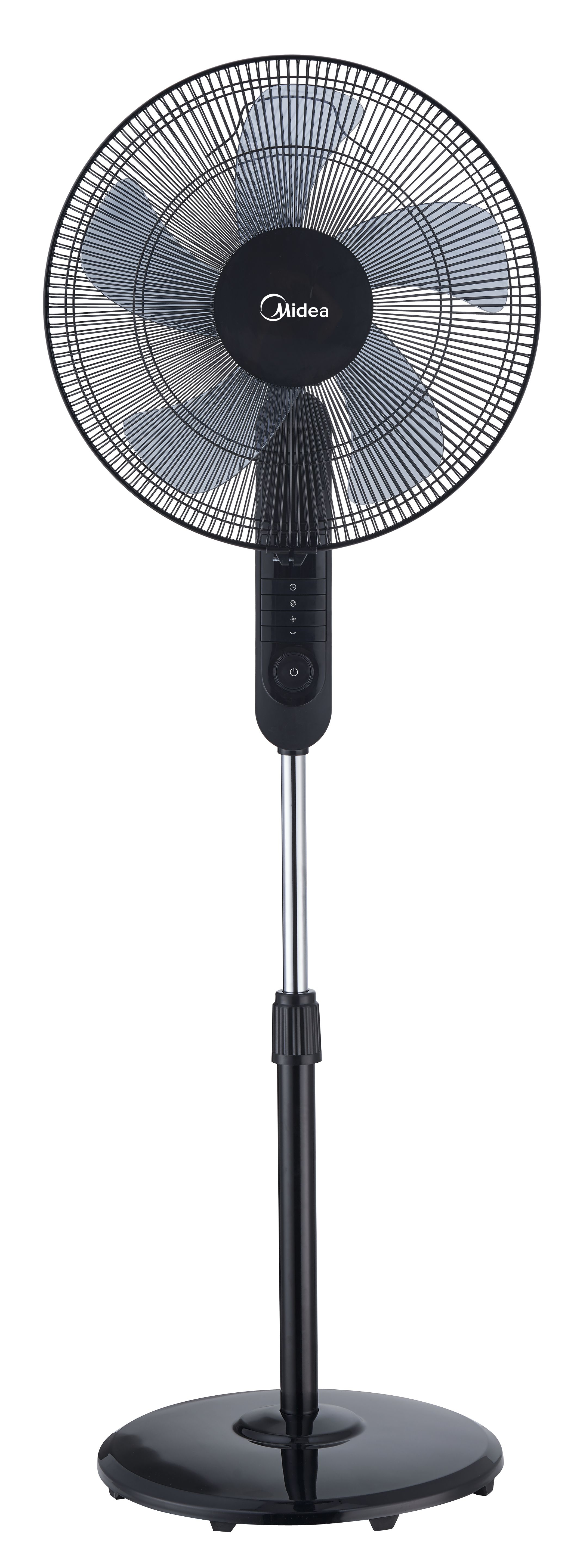 Czarny wentylator stojący. Wentylator stoi na chromowanym słupku z czarną podstawą. Marka to Midea.