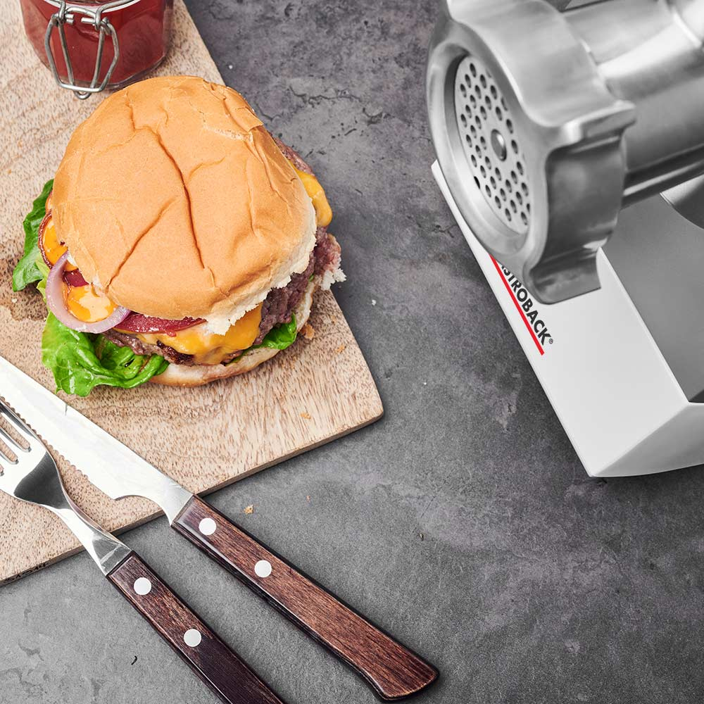 Biały parowar do jajek z pokrętłem temperatury i marką 'CLOER'.