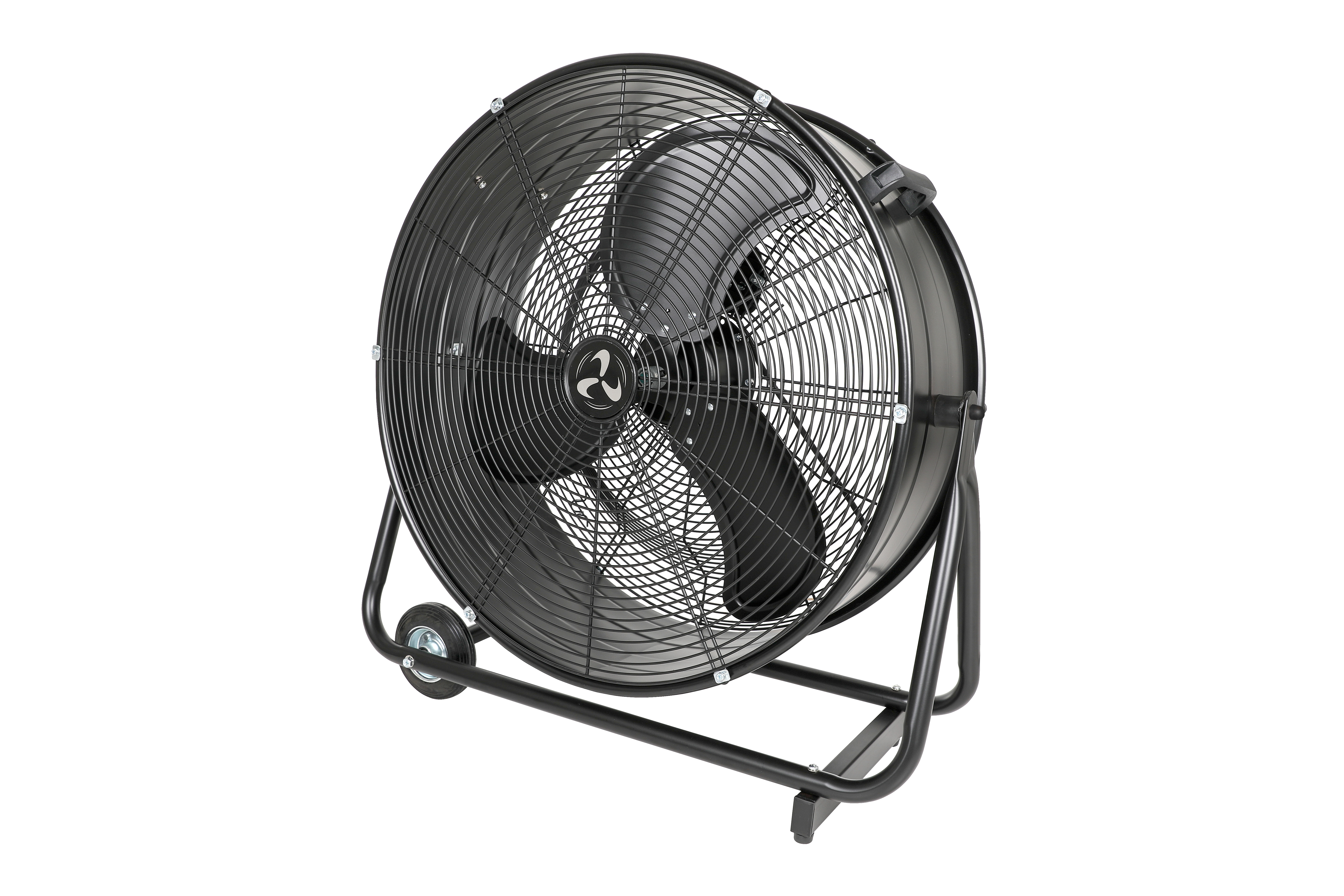 Czarny wentylator przemysłowy z klatką, na stojaku z kółkami, na białym tle.