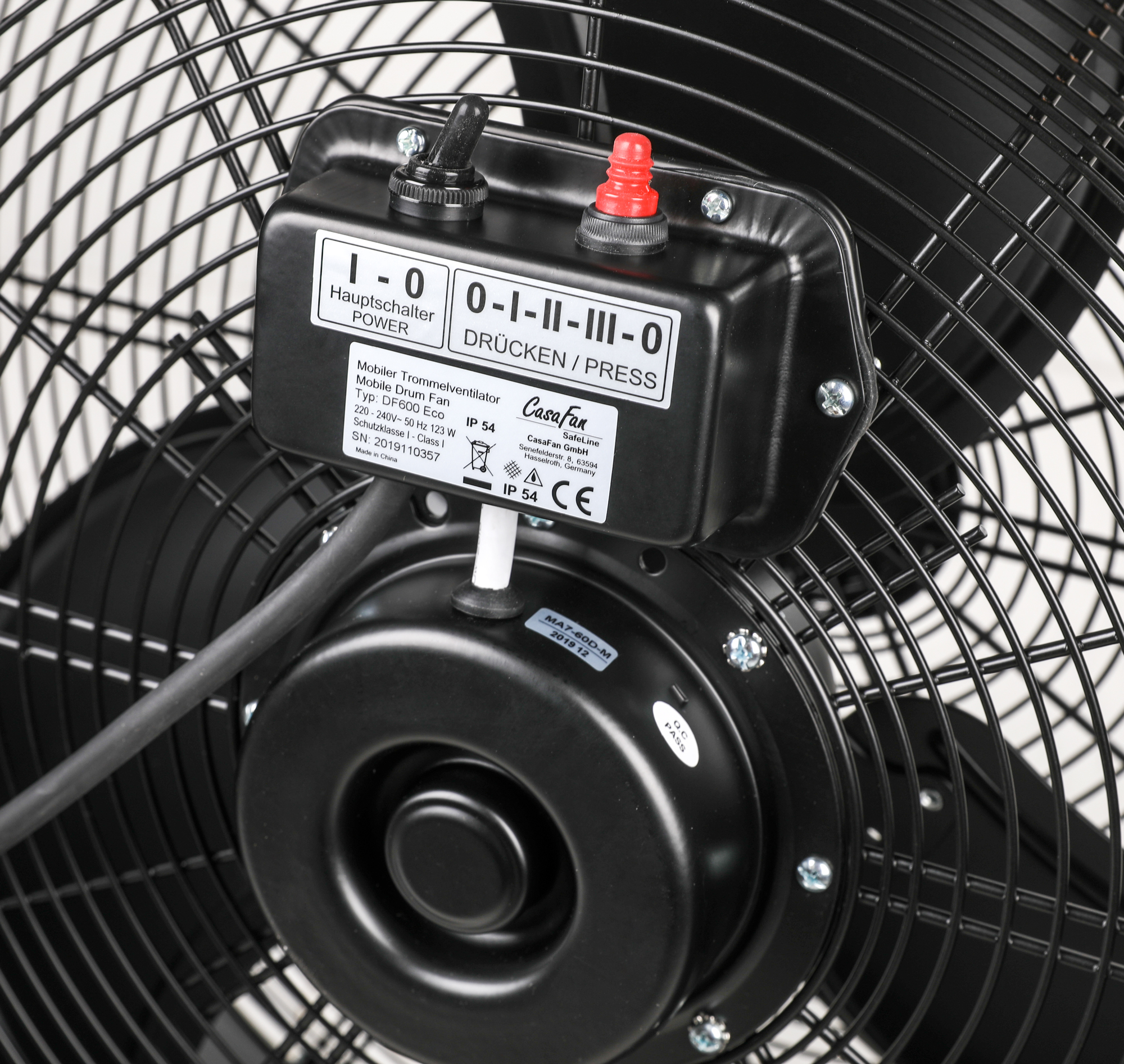 Zbliżenie panelu sterowania i silnika czarnego wentylatora przemysłowego. Wentylator jest czarny.