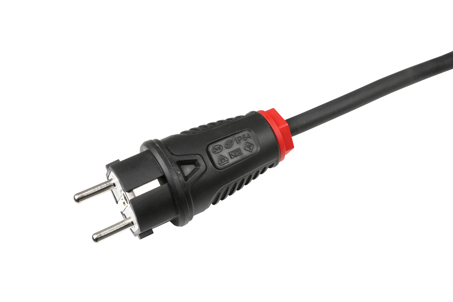 Czarny i czerwony kabel z wtyczką zasilania, odizolowany na białym tle, pokazujący wtyczkę.