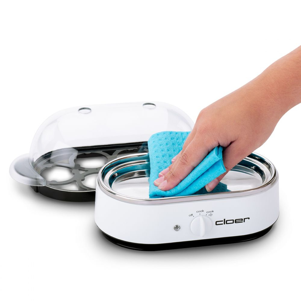 Osoba czyści urządzenie do gotowania jajek niebieską szmatką. Białe tło.