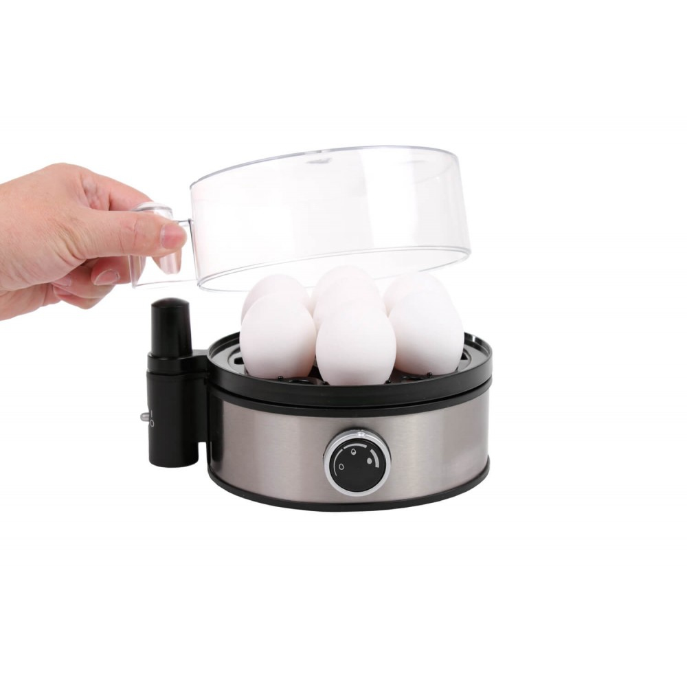 Gotowacz do jajek z jajkami w środku, otwartą pokrywą i dłonią trzymającą. Białe tło.