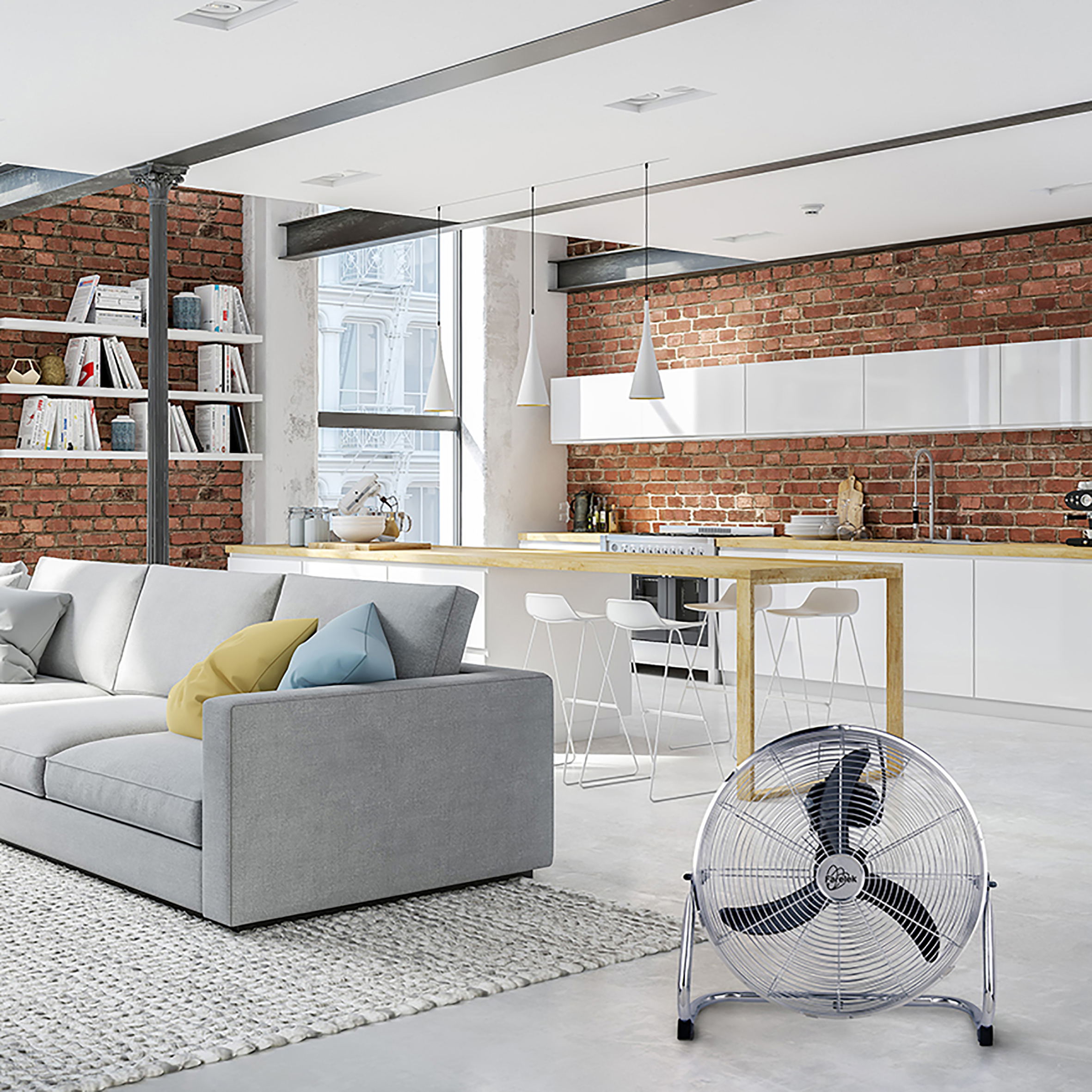 Interno con un ventilatore sul pavimento. Cucina e soggiorno.