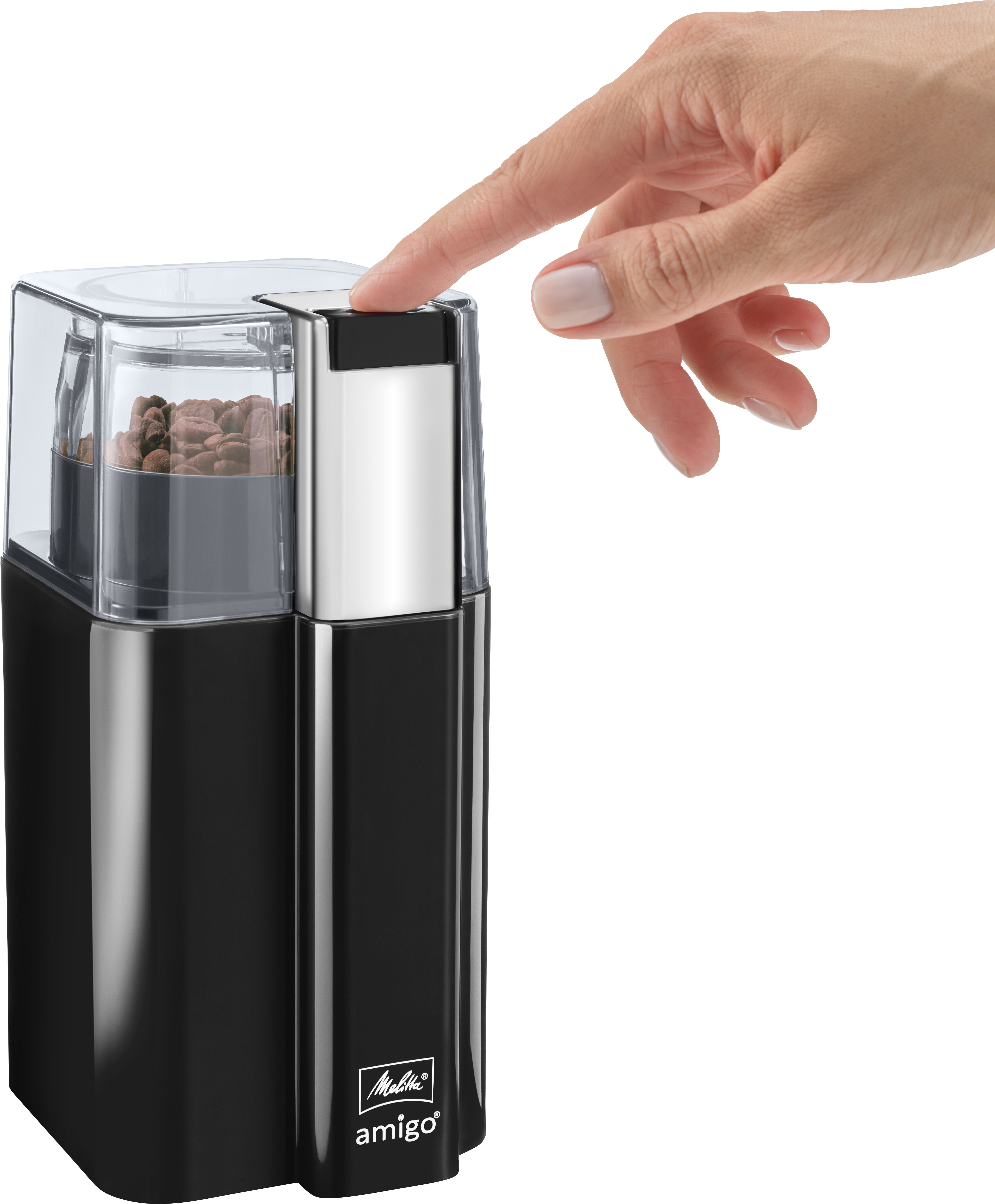 Czarny młynek do kawy z ziarnami w środku. Ręka naciska przycisk. Białe tło.