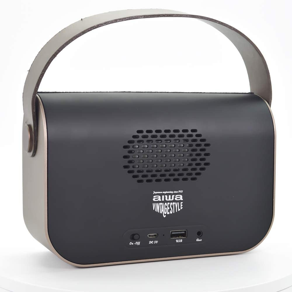 Czarny i szary głośnik Aiwa. Posiada uchwyt, kratkę głośnika i panel sterowania.