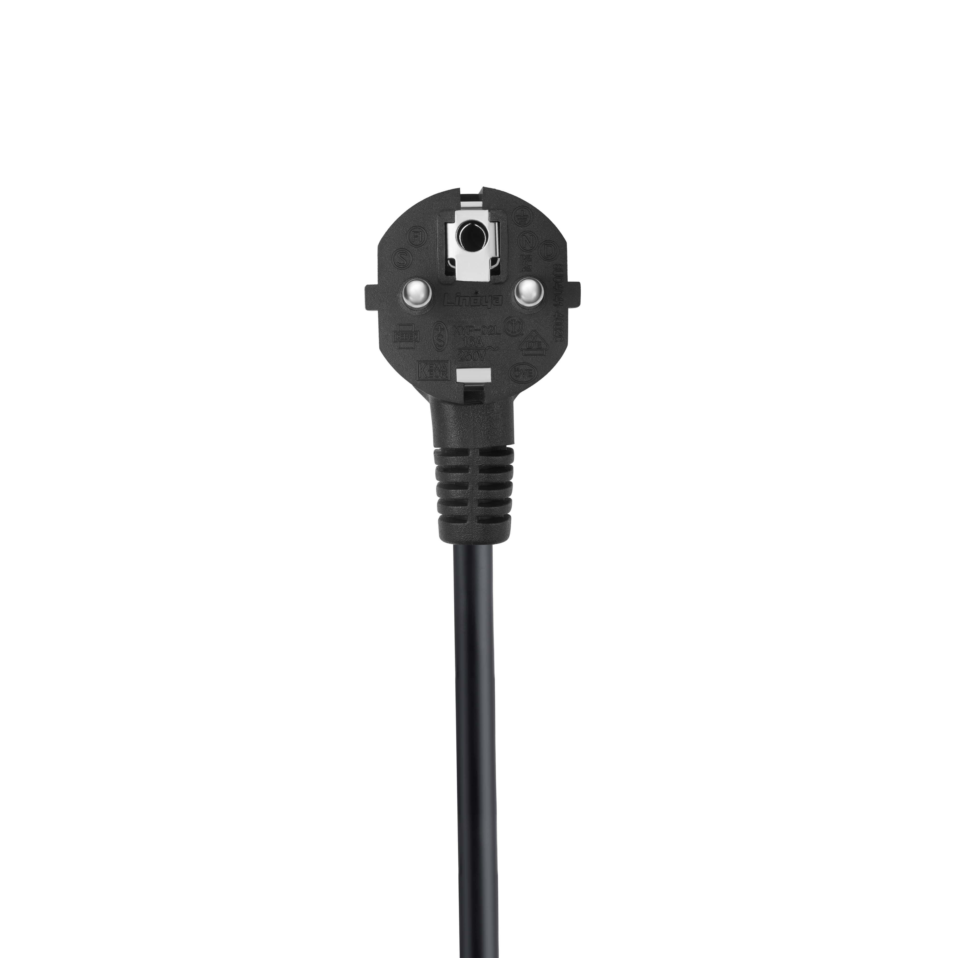 Enchufe negro con cable negro. Está sobre un fondo blanco.