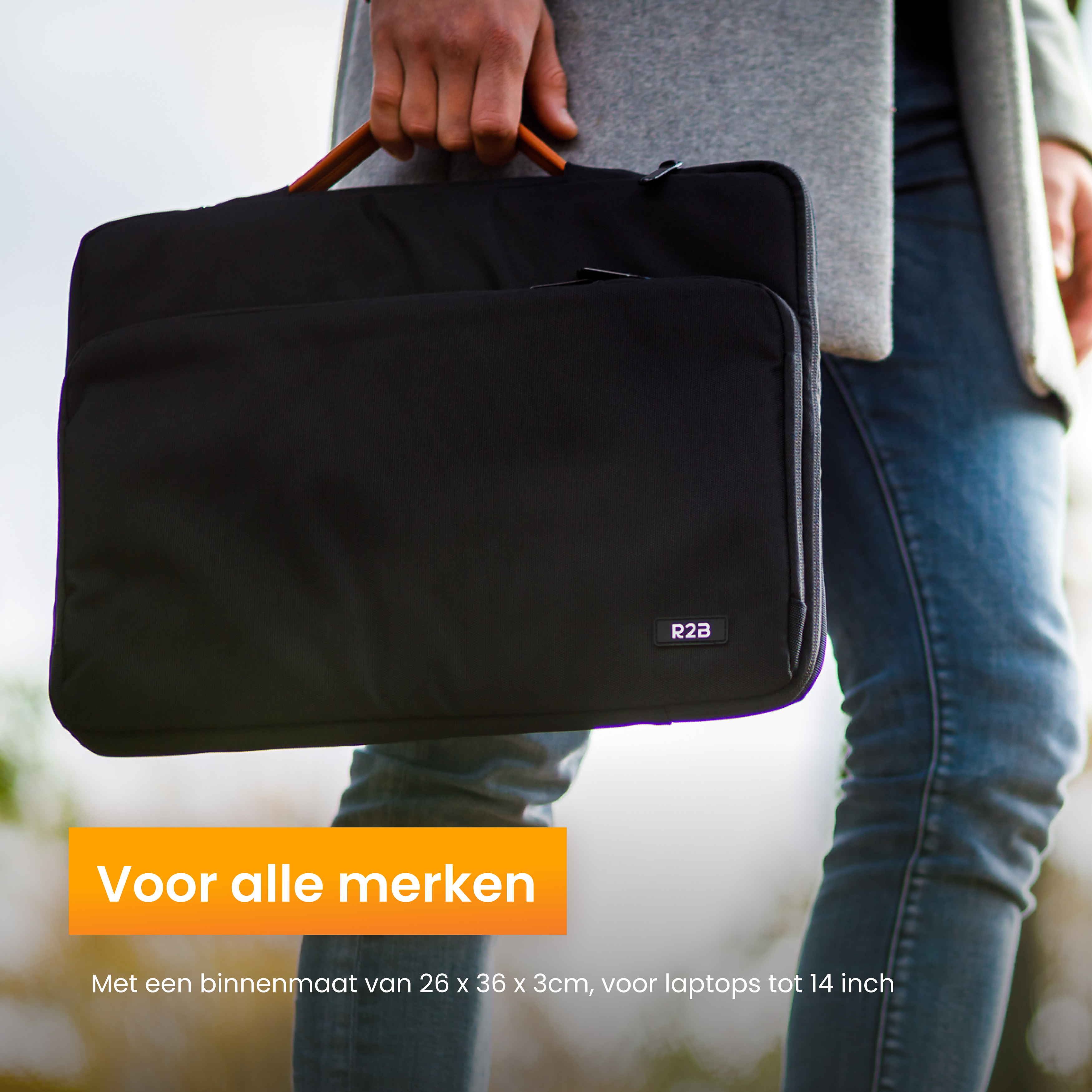 Un sac d'ordinateur portable noir avec une poignée marron est tenu par une personne, avec du texte.