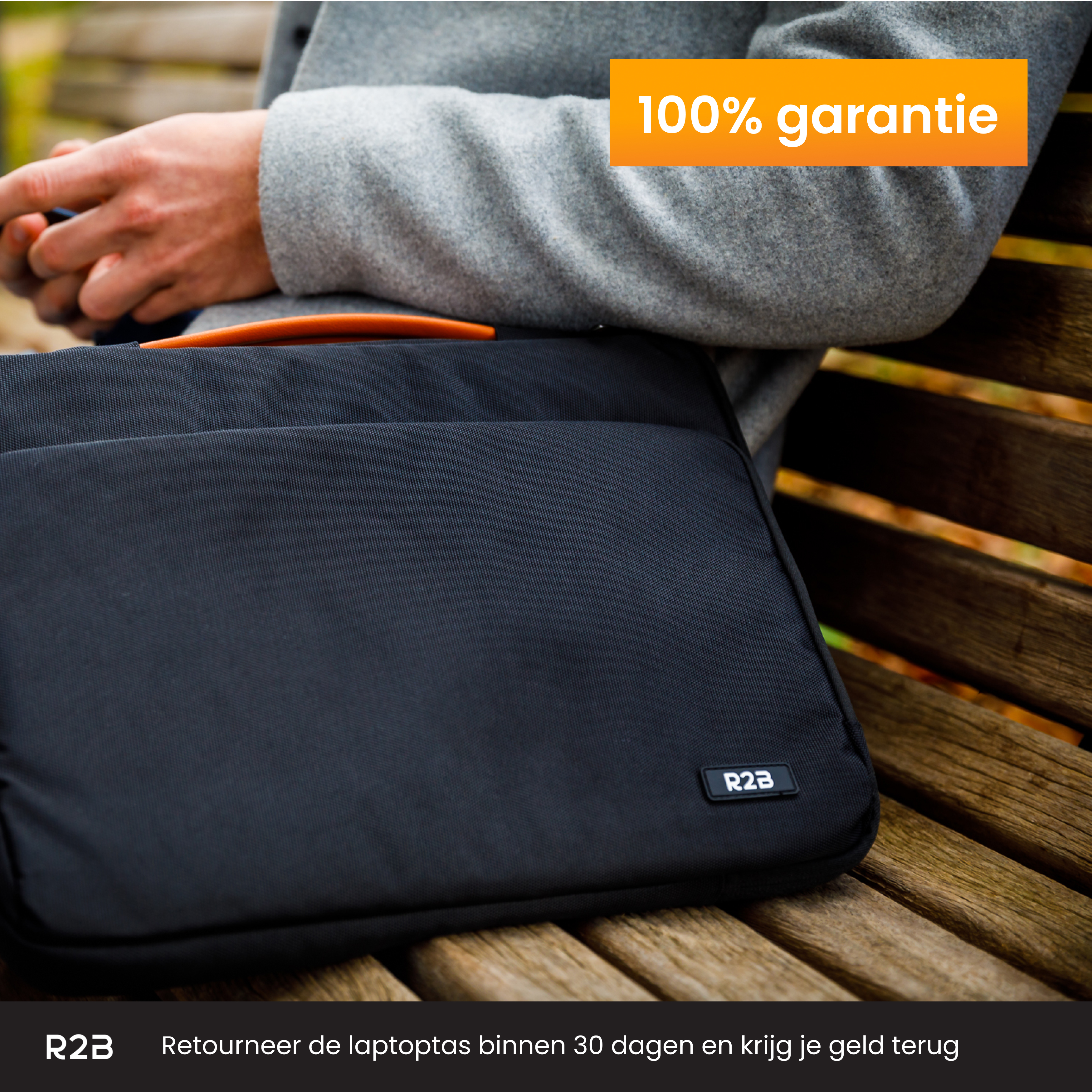 Homme tenant un sac pour ordinateur portable noir avec un texte de garantie dessus.