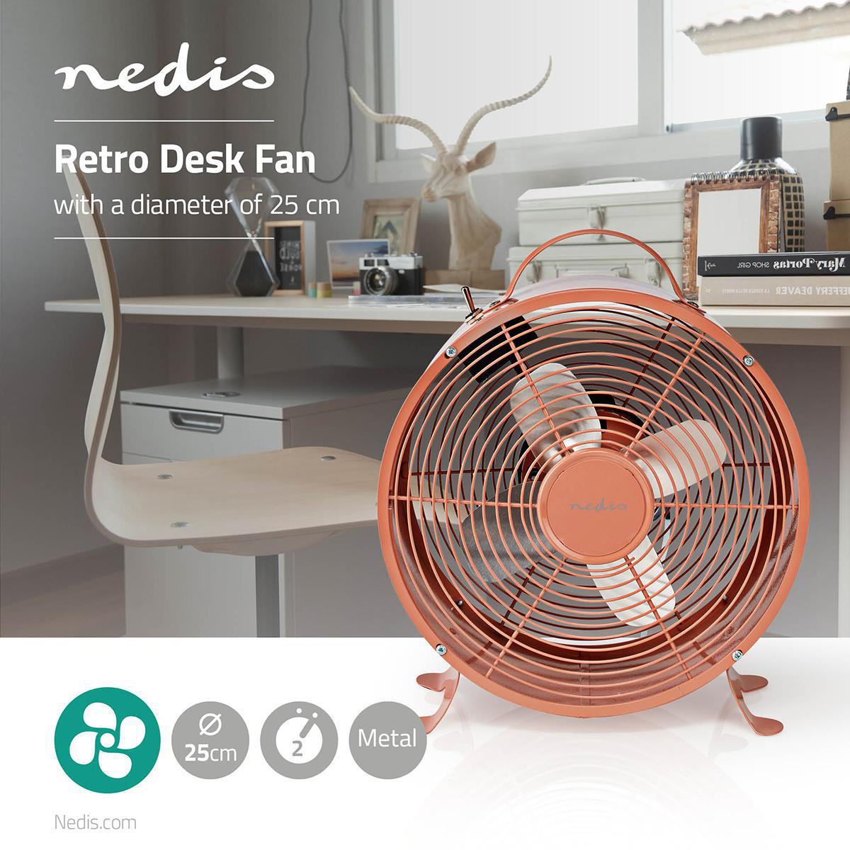Ventilateur de bureau rétro, couleur orange, avec un bureau et des objets en arrière-plan.