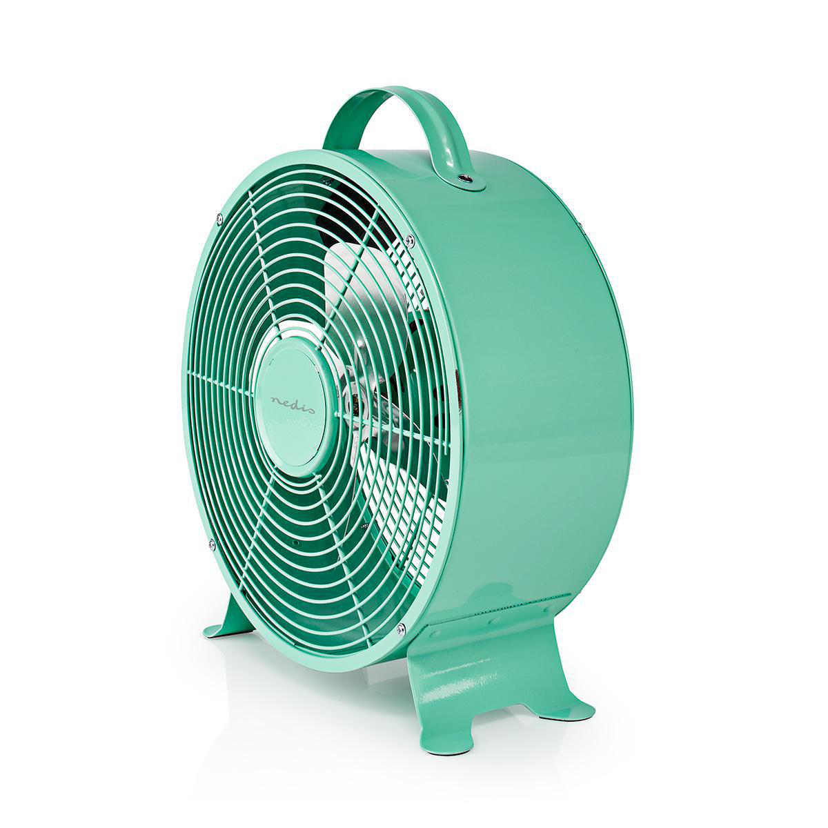 Un ventilatore verde menta con una maniglia in alto. Ha una cornice rotonda, una rete protettiva e due piedi. Sfondo bianco.