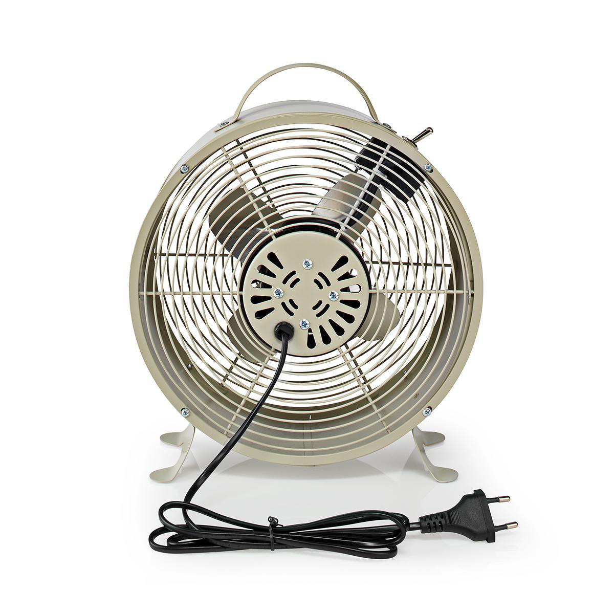 Ventilatore beige con manico, cavo nero e spina su una superficie bianca.