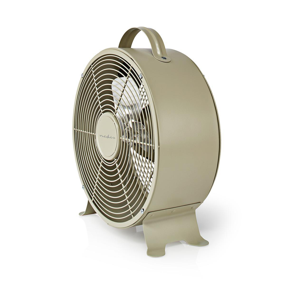 Ventilatore beige con maniglia e gabbia metallica. Sfondo bianco.