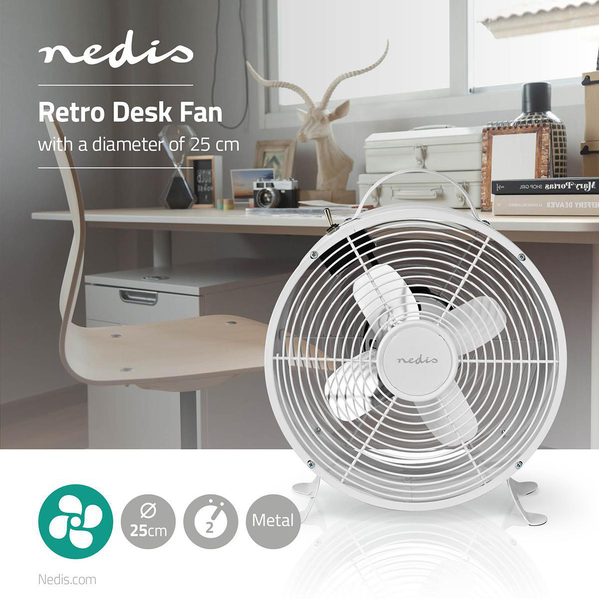 Un ventilatore da scrivania retrò bianco con telaio in metallo e tre pale, posizionato su una scrivania.