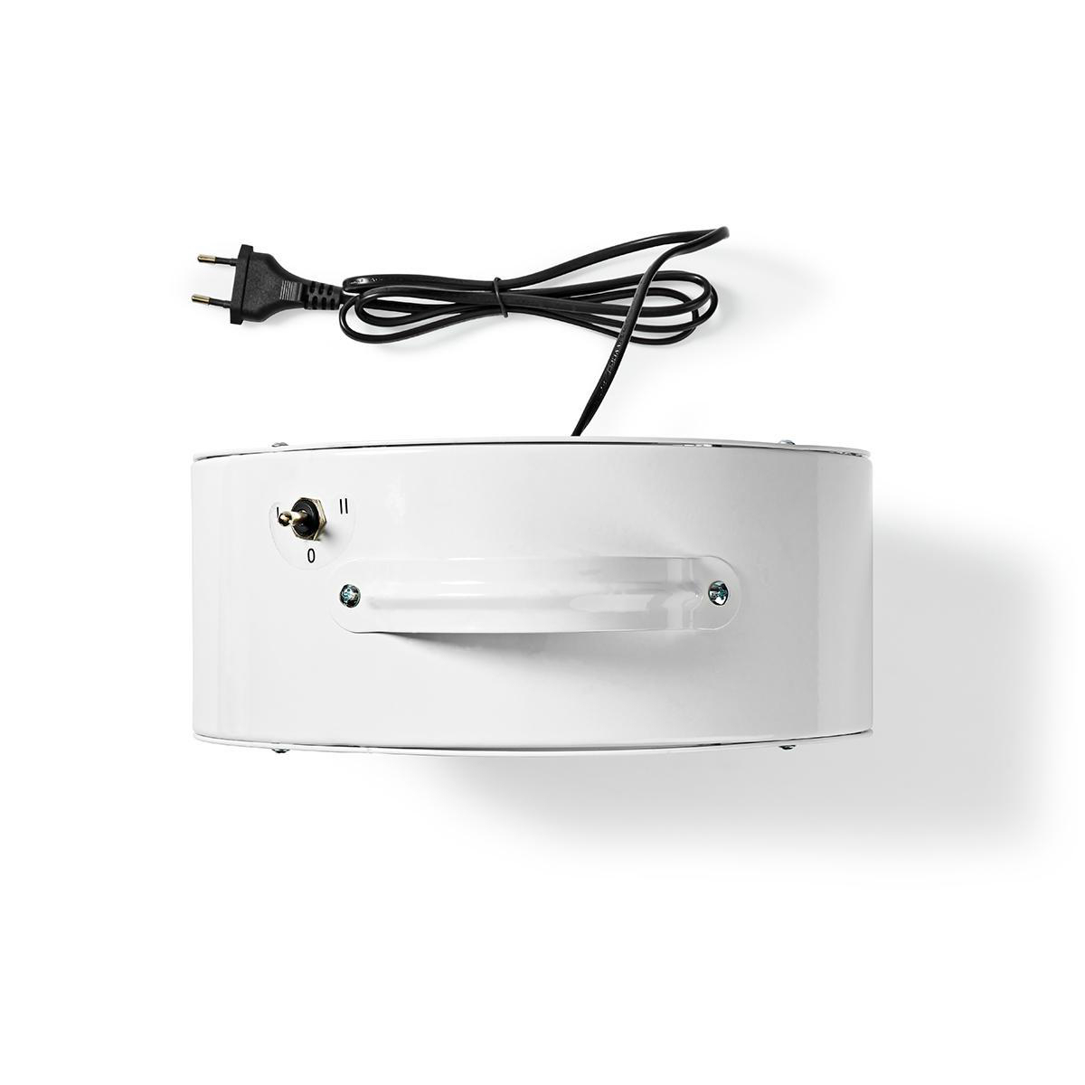 Ventilatore in metallo bianco con cavo e spina neri su sfondo bianco, vista dall'alto.