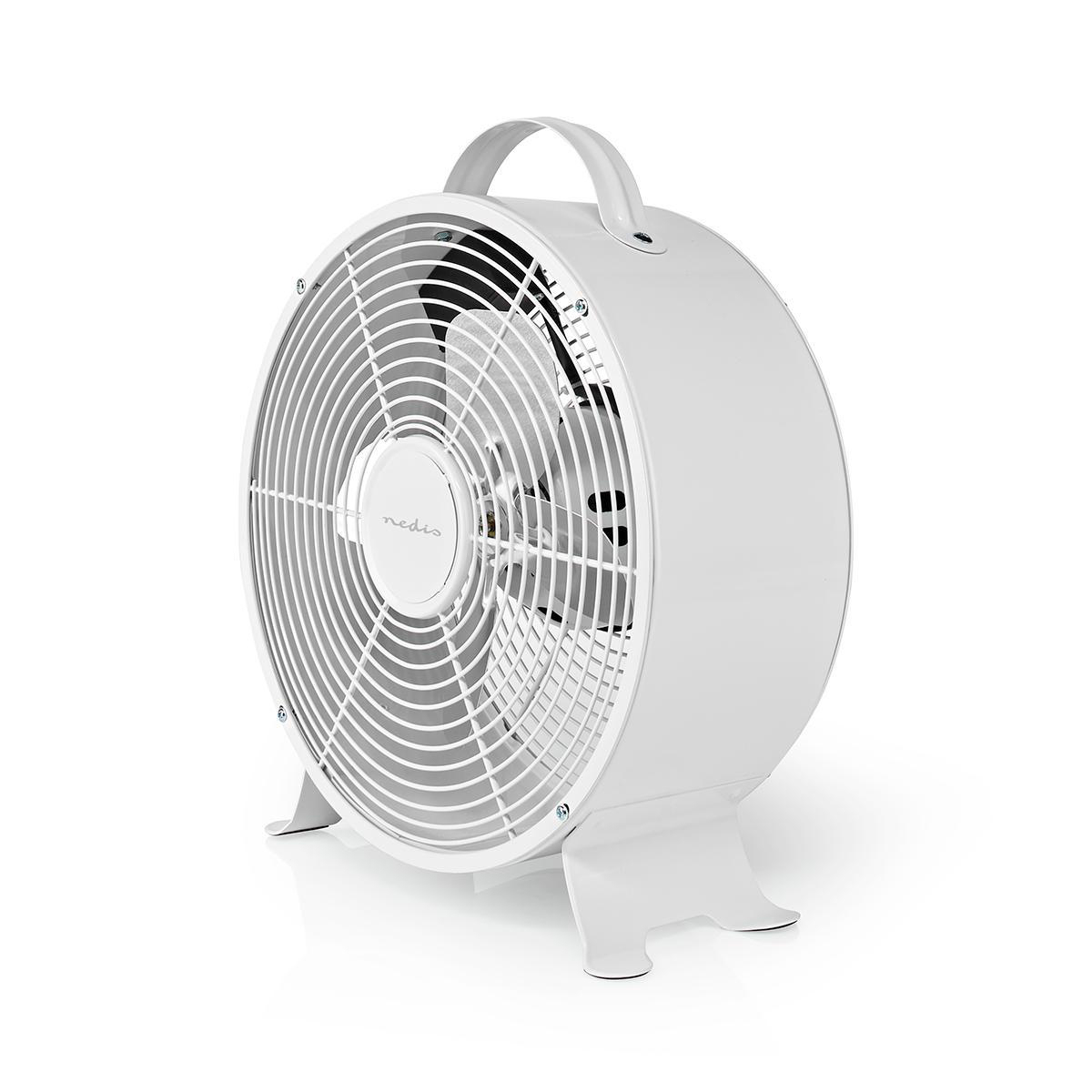 Ventilatore bianco in stile retrò con maniglia e base bianca, isolato su sfondo bianco.