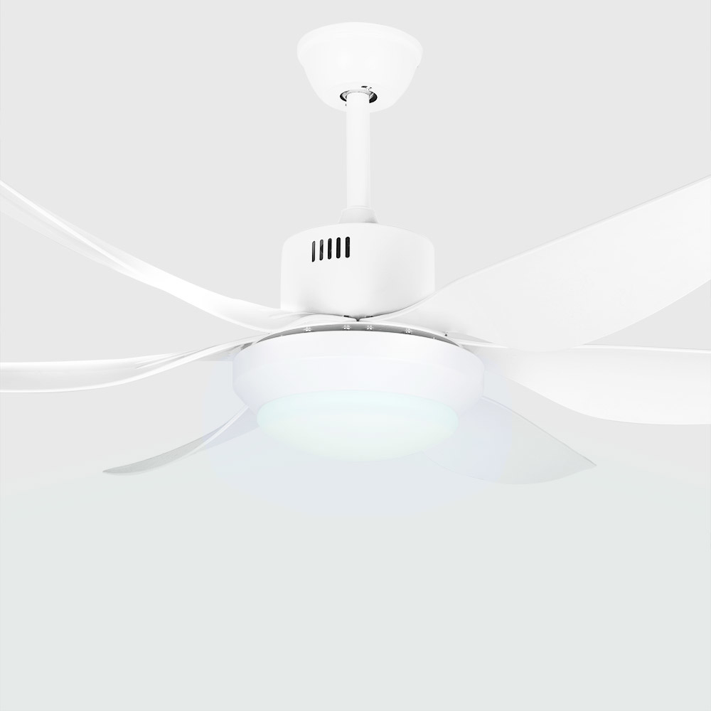 Biały wentylator sufitowy z pięcioma łopatkami i centralną oprawą oświetleniową na białym tle.