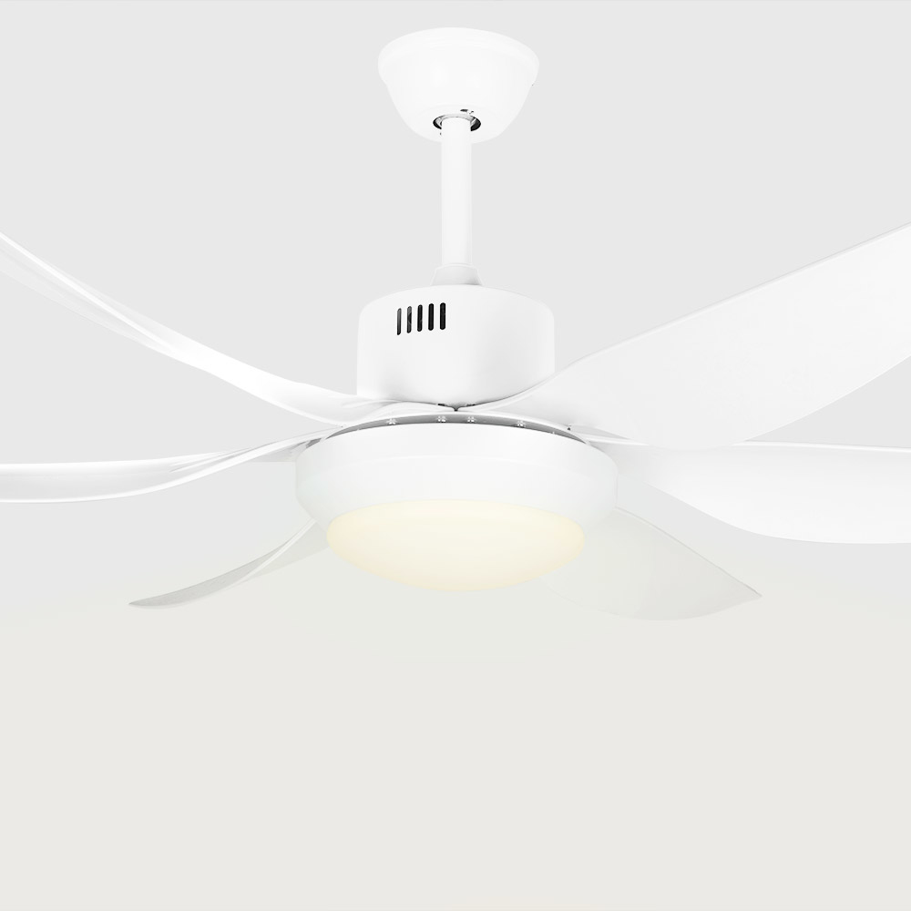 Biały wentylator sufitowy z pięcioma łopatkami i oprawą oświetleniową poniżej.