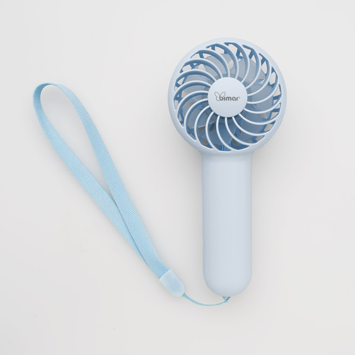 Un ventilatore portatile azzurro con un cinturino blu. Il ventilatore ha un design curvo.