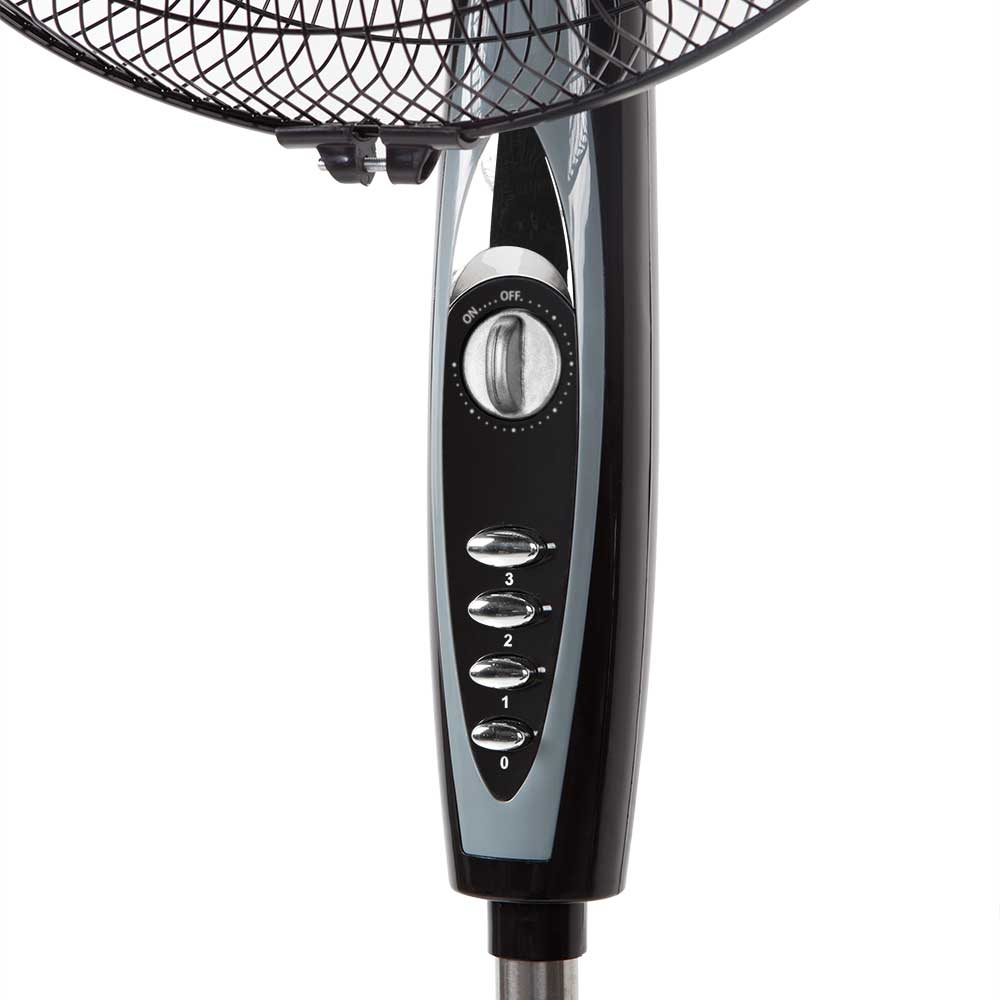 Zbliżenie czarno-szarej podstawy wentylatora z pokrętłem sterowania i przyciskami prędkości.