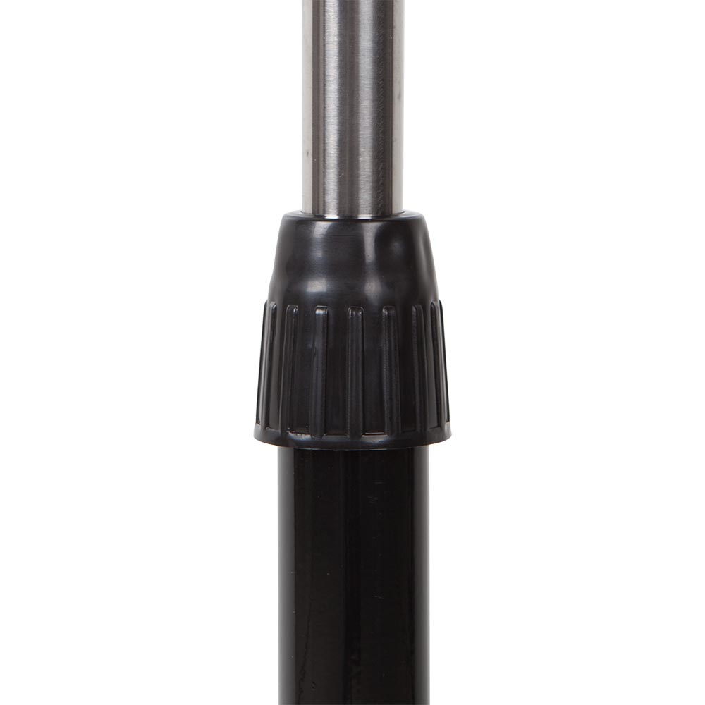 Zbliżenie czarnego i srebrnego słupa z czarnym, regulowanym kołnierzem.