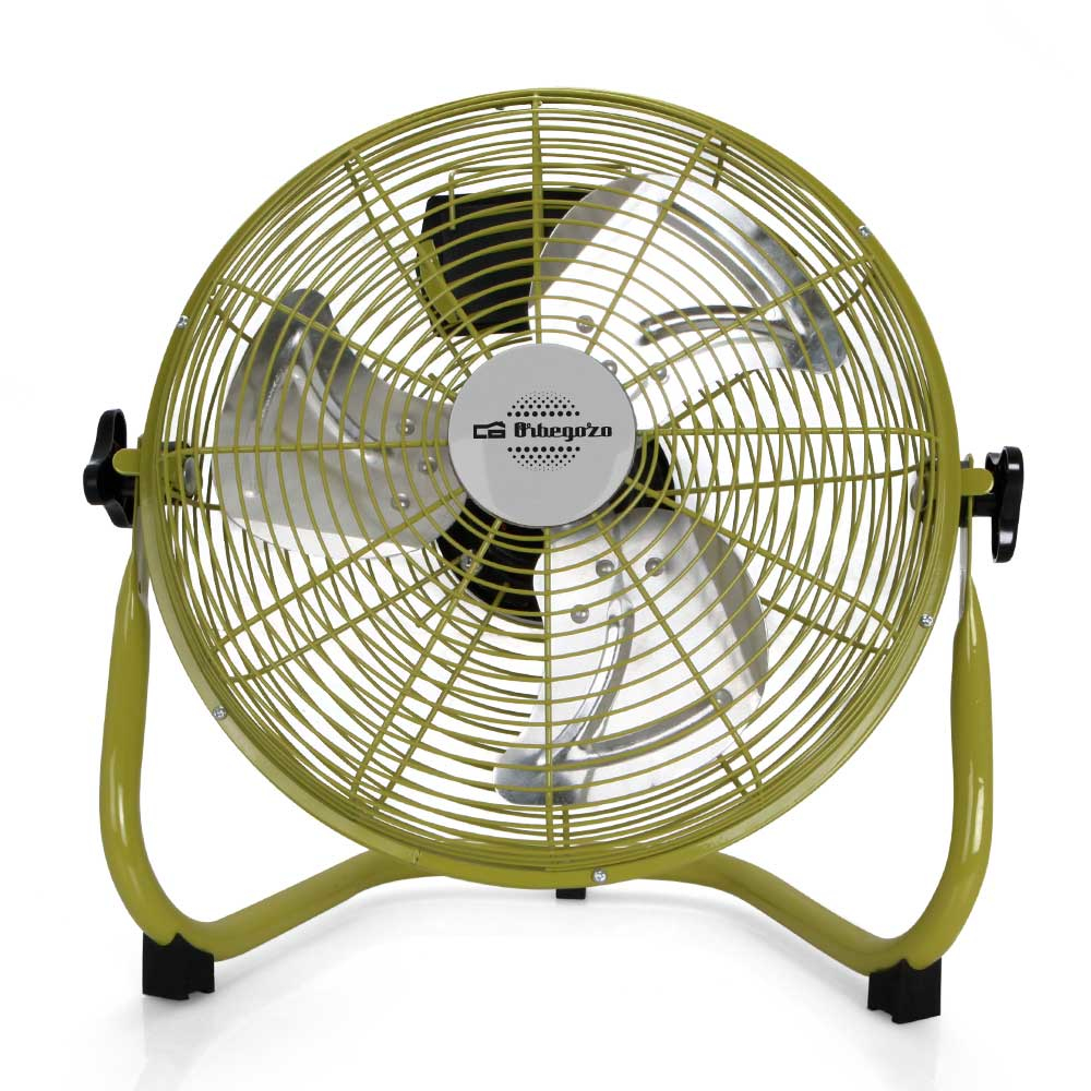Zielony wentylator z trzema łopatkami. Stoi na zakrzywionej podstawie. Wentylator jest skierowany do przodu.