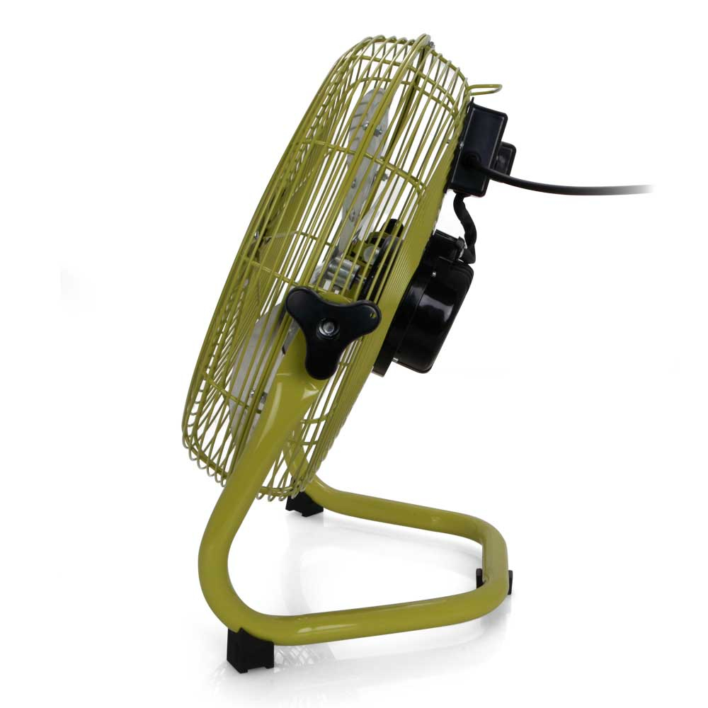Zielony wentylator, widok z boku. Ma klatkę ochronną i podstawę.
