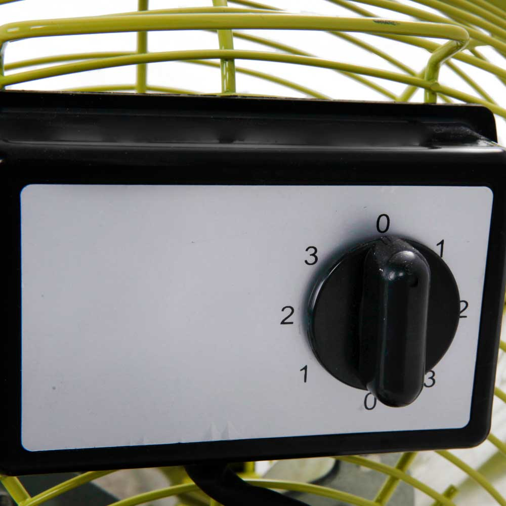 Zbliżenie regulatora prędkości wentylatora z numerami 0-3. Wentylator ma zielone metalowe pręty.