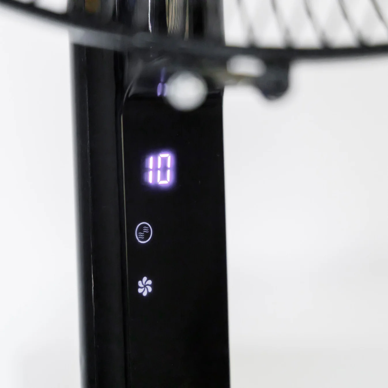 Base ventilatore nera con display digitale che mostra '10'. Ventola e logo bianchi.