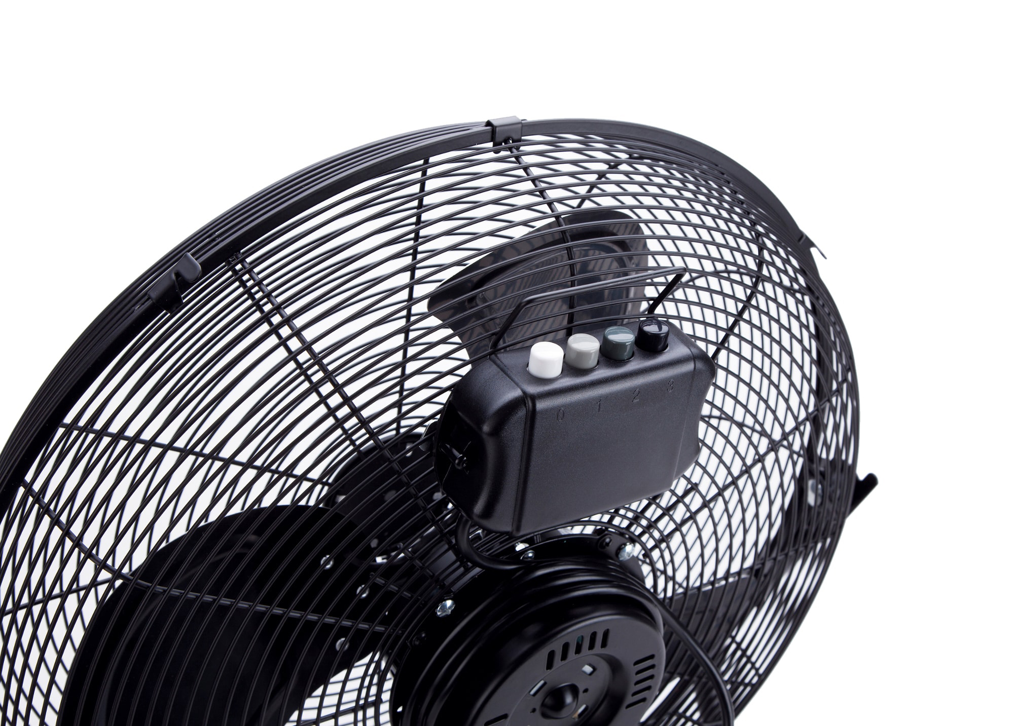 Primer plano de un ventilador industrial negro con jaula negra y panel de control.