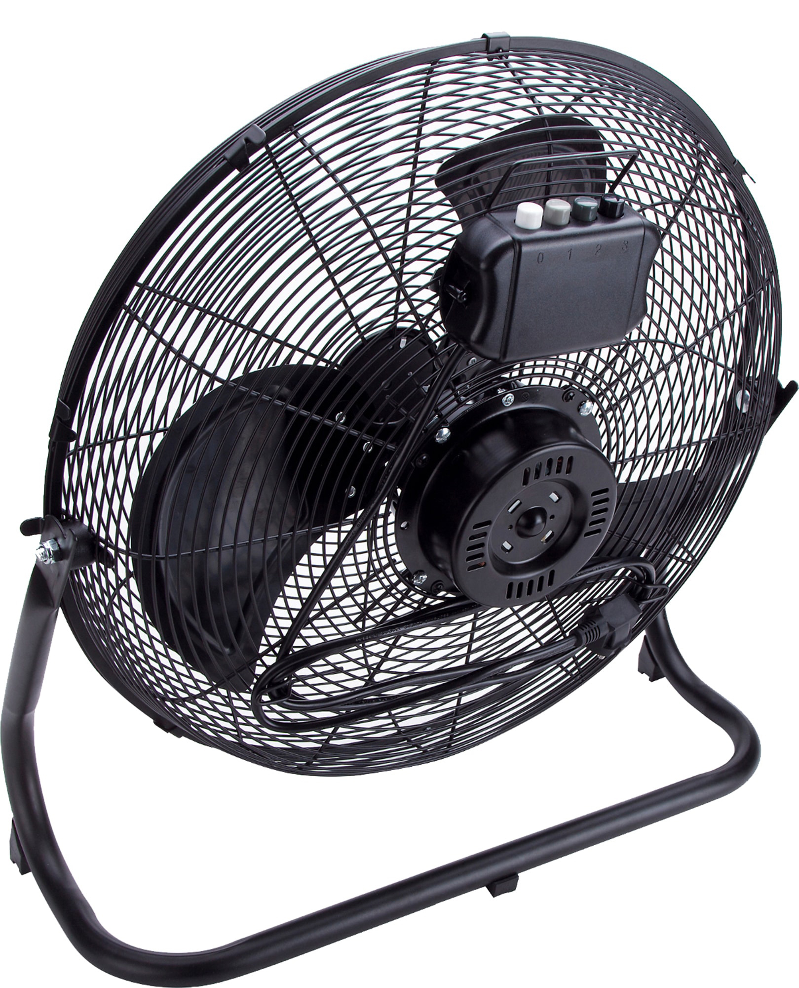 Ventilador negro con una jaula de malla. Está sobre un soporte, aislado sobre fondo blanco.