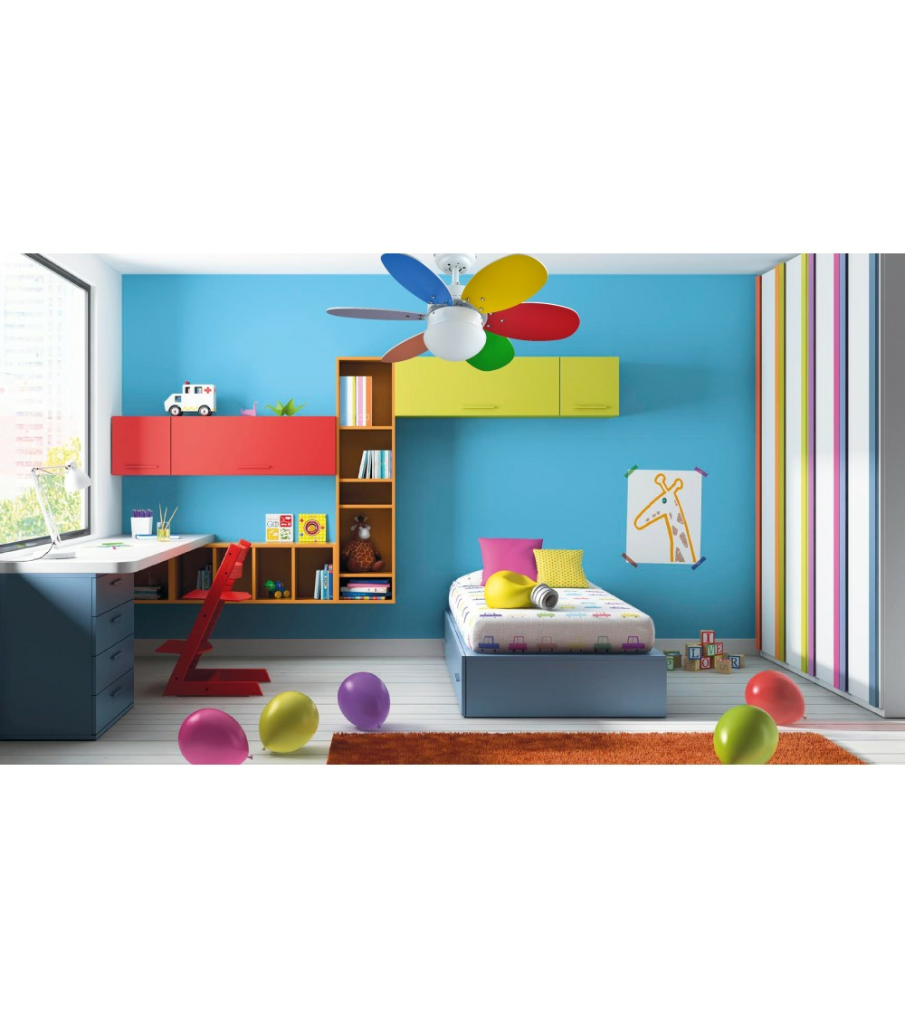 Un dormitorio infantil colorido con pared azul, escritorio, cama y ventilador de techo multicolor.