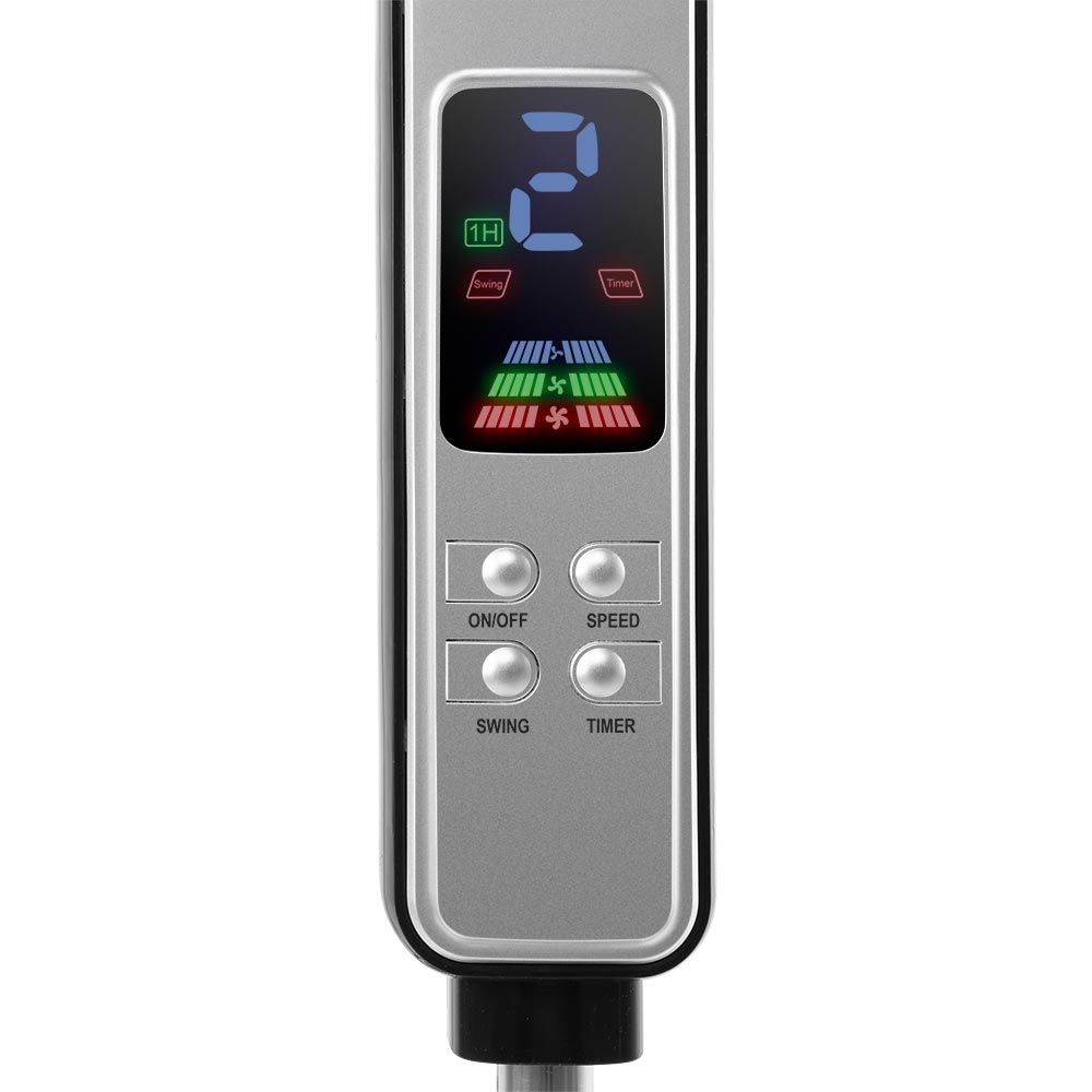 Srebrny pilot wentylatora z ekranem LCD wyświetlającym ustawienia i przyciskami sterowania.