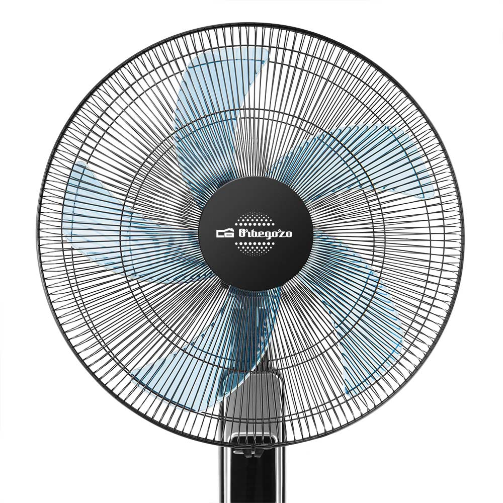 Czarny wentylator z niebieskimi łopatkami, metalową klatką i czarną podstawą.