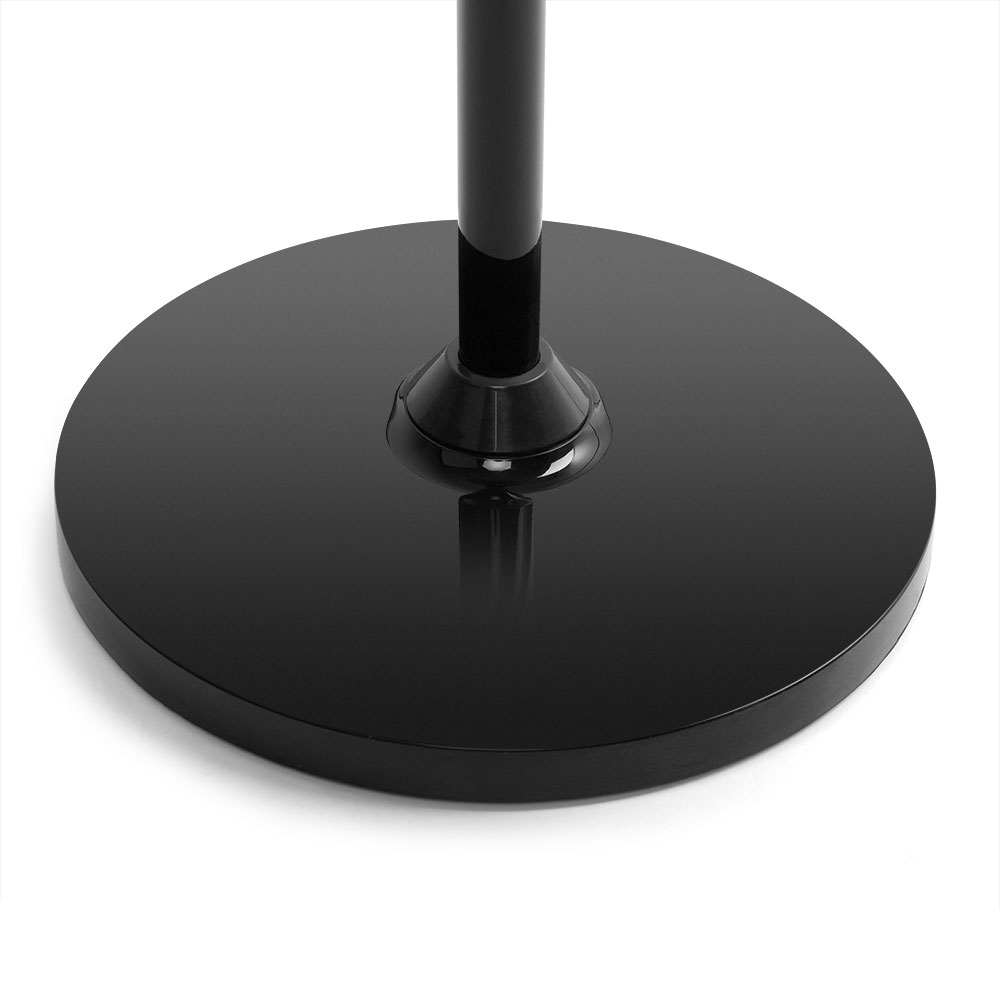 Czarna okrągła podstawa wentylatora, z czarnym stojakiem.