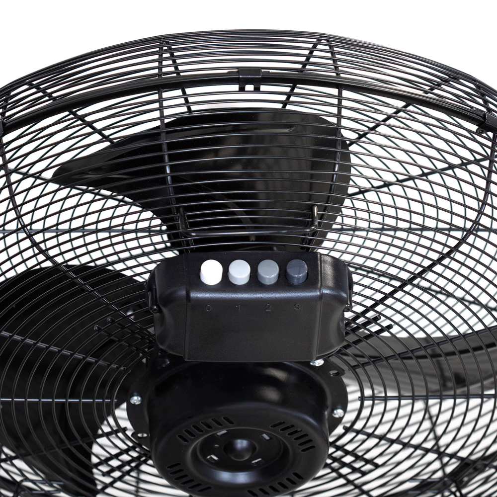 Primo piano di un ventilatore industriale nero. Il ventilatore ha una gabbia di fili e pulsanti di controllo.