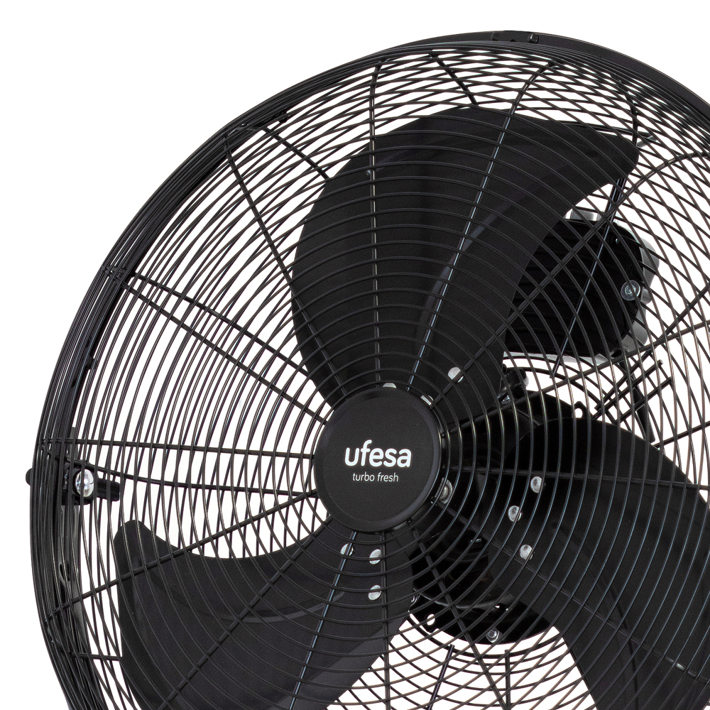 Ventilatore Ufesa nero con gabbia di sicurezza. Le pale sono visibili, lo sfondo è bianco.