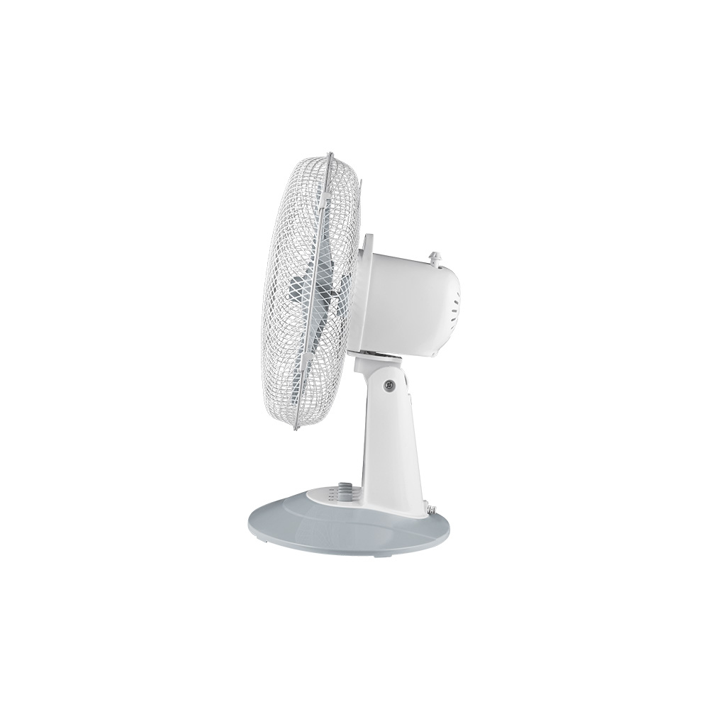 Witte tafelventilator met een grijze basis. Het heeft een gaasbescherming en een witte motor. De achtergrond is wit.