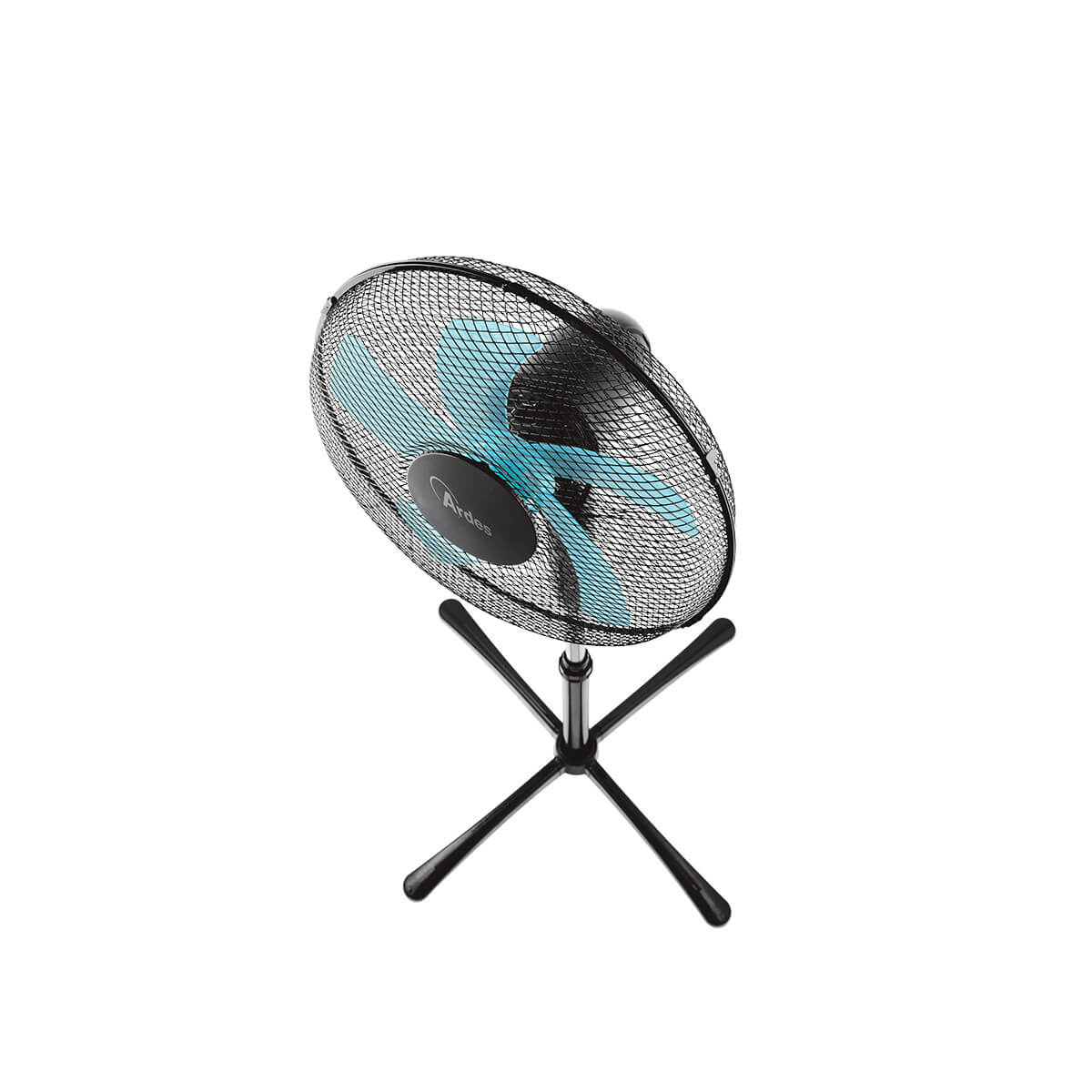 Czarny i niebieski wentylator na czarnym stojaku. Wentylator skierowany w górę.