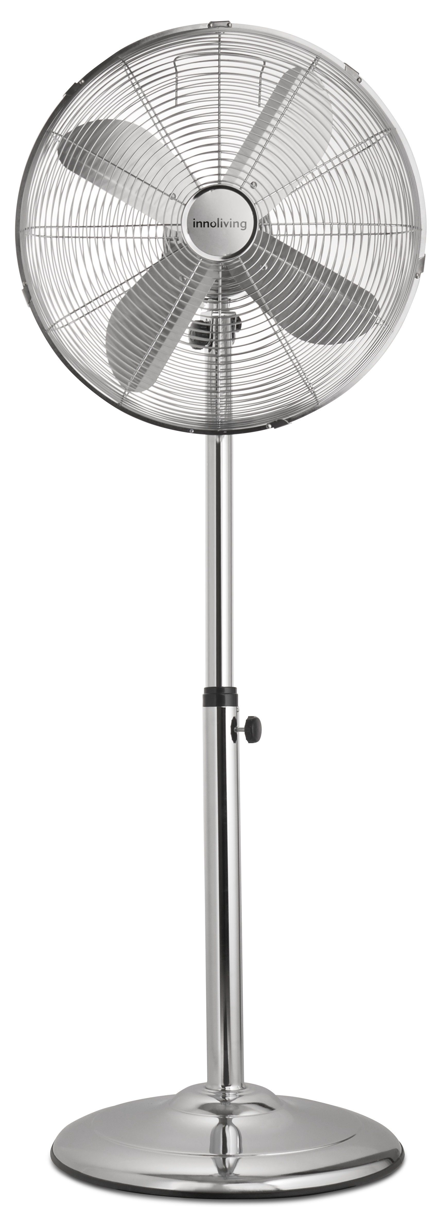 Un ventilatore a piantana argentato con tre pale, su sfondo bianco. Il ventilatore è alto e moderno.
