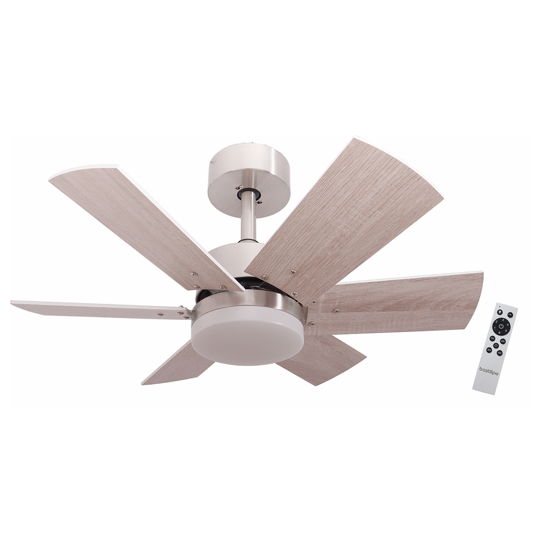 Un ventilador de techo con aspas de madera y un mando a distancia, visto desde abajo.