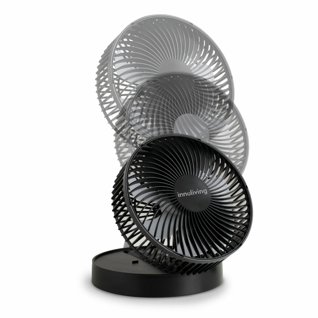 Ventilatore nero con tre pale rotanti. Sfondo bianco.