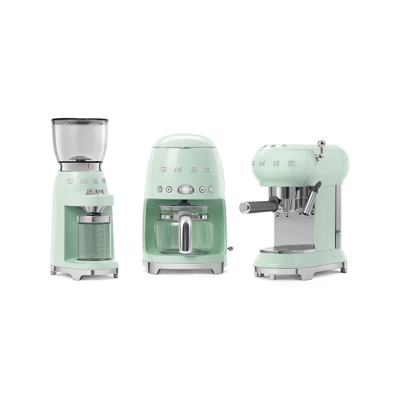 Tres electrodomésticos Smeg en verde menta: molinillo, cafetera y máquina de espresso.
