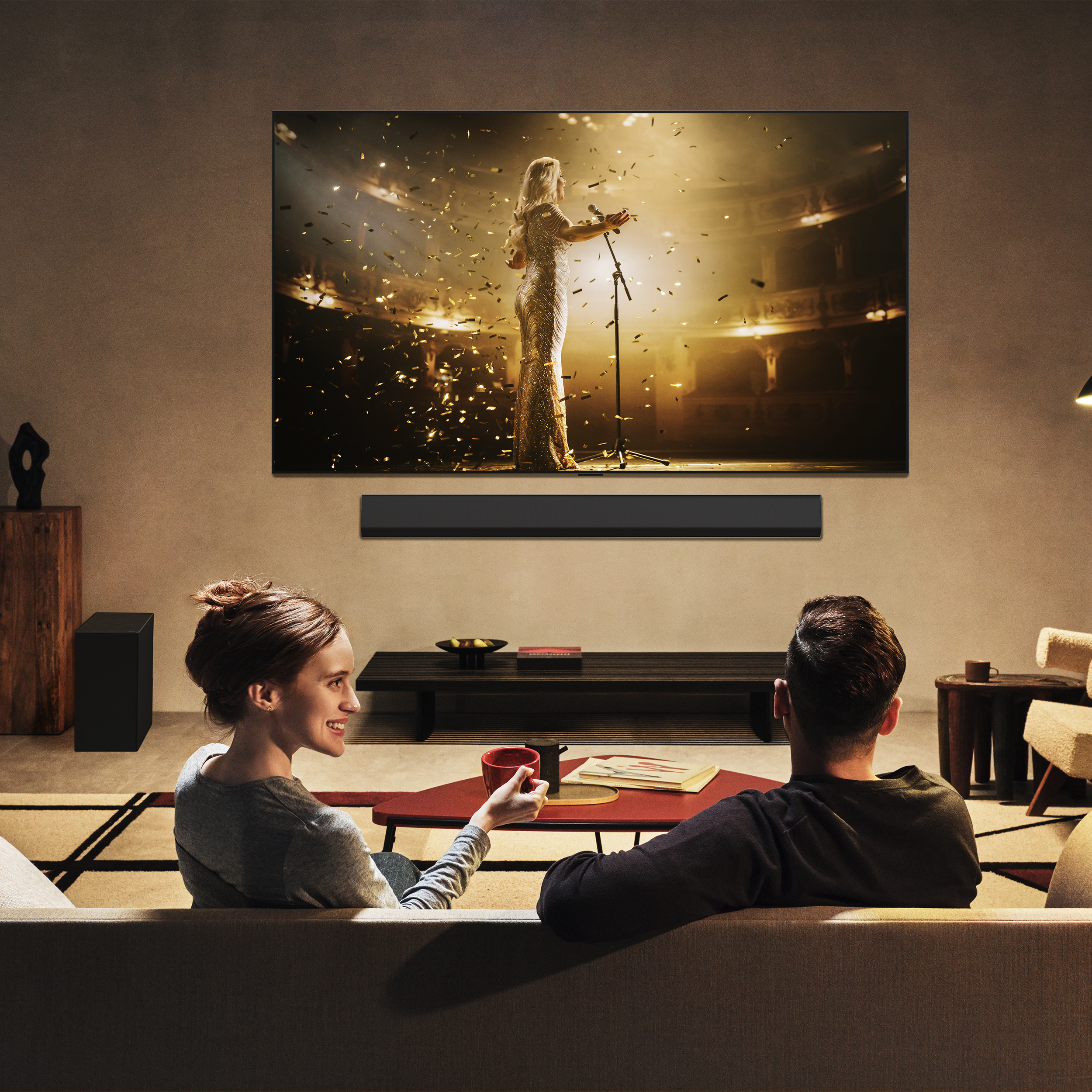 Etichetta energetica per un TV, mostra efficienza energetica e dimensioni. Sfondo bianco.
