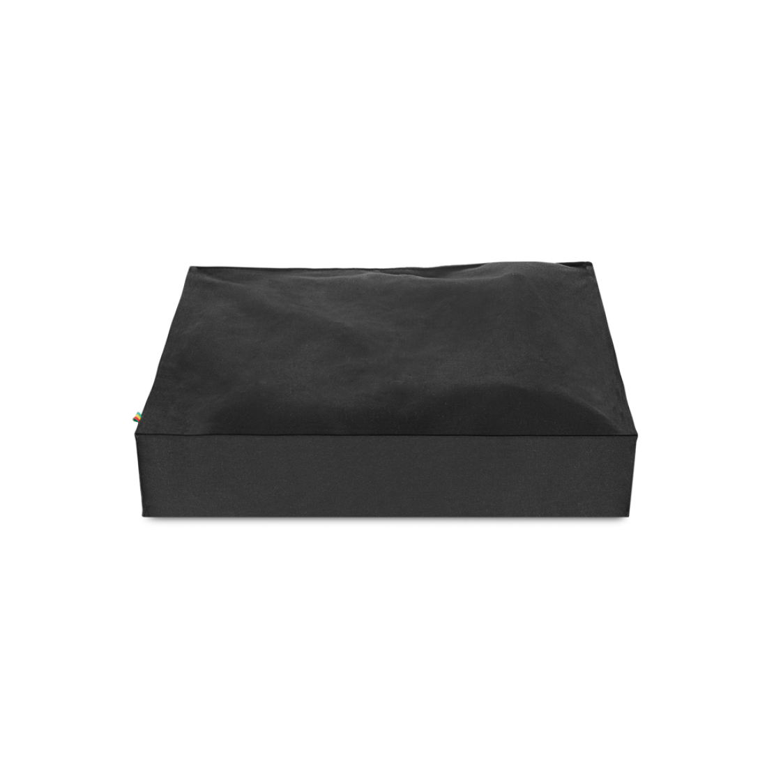 Un lit pour chien noir, de forme rectangulaire, sur fond blanc, vue latérale.