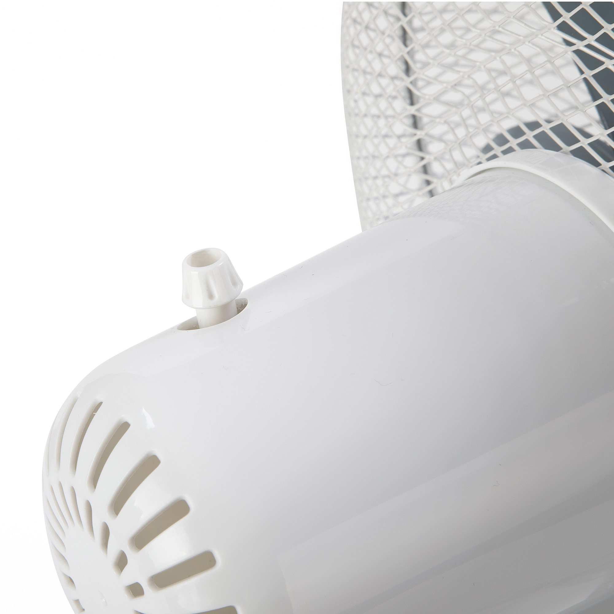 Ventilador blanco, detalle de primer plano. Salida de aire, plástico blanco. Fondo blanco.