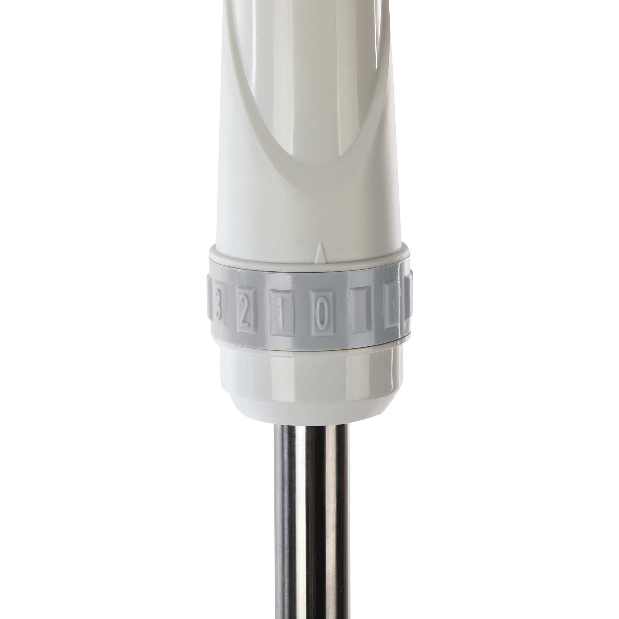 Primer plano de un dial de control de electrodoméstico blanco con números y eje metálico.