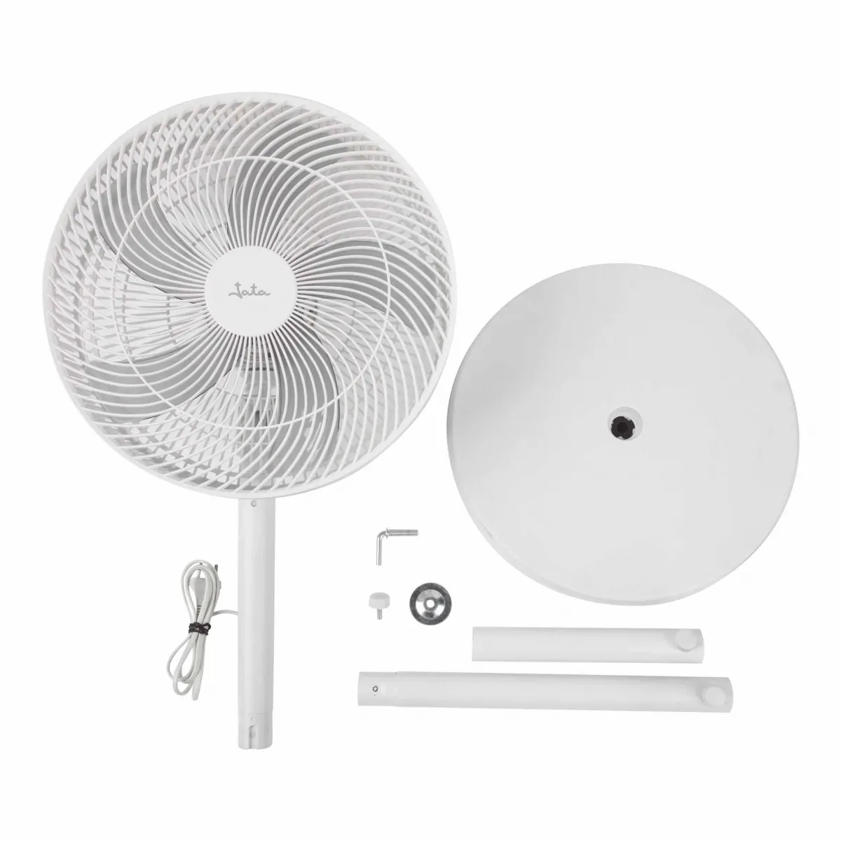 Ventilador Jata blanco y sus componentes. Está sobre un fondo blanco. El ventilador está ensamblado en el soporte.