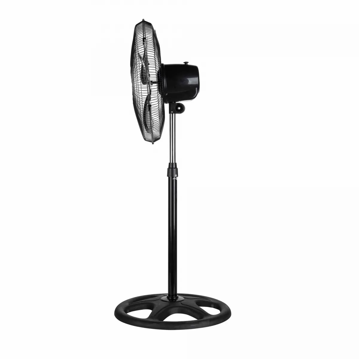 Ventilador de pie negro sobre una base circular negra. El ventilador está girado hacia un lado. El fondo es blanco.