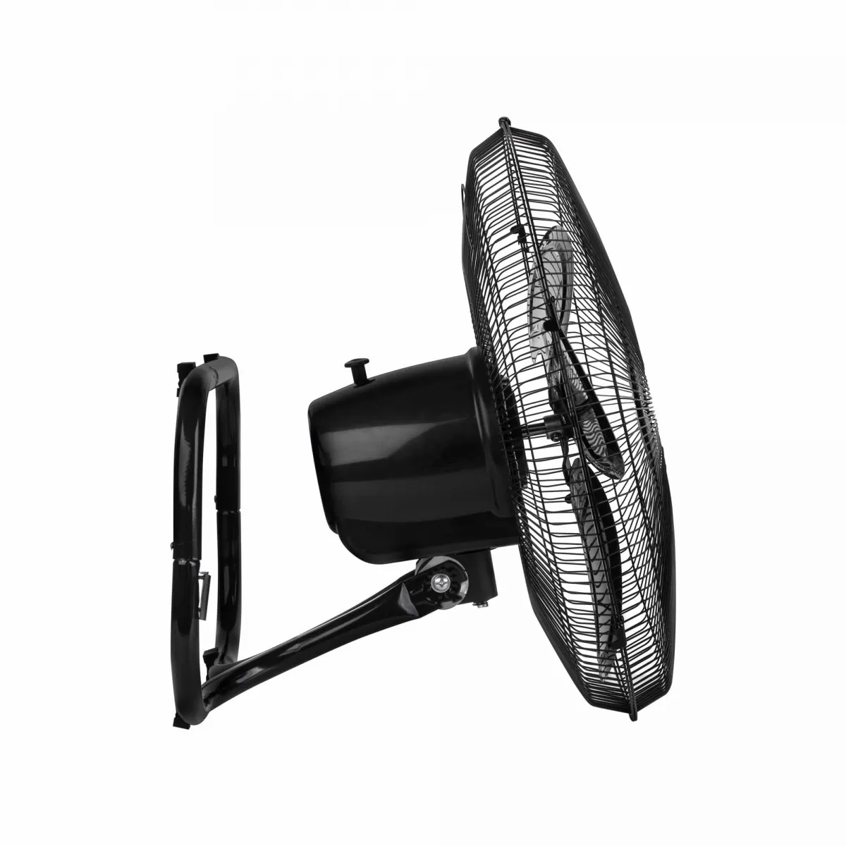 Ventilador de pared negro con jaula, montado en una pared blanca, vista lateral.